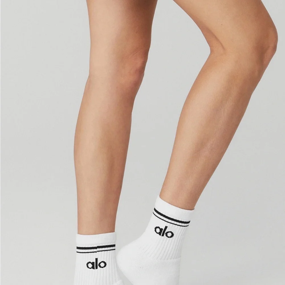 ALO Yoga Unisex Half-Crew Throwback White Athletic Socks